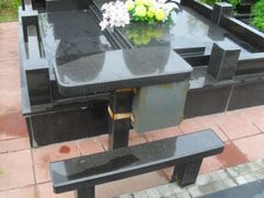 Черная гранитная лавочка на могилу (29948006)