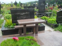 Скамейка из красного гранита на кладбище (29948005)