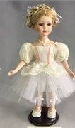 Кукла коллекционная Юная балерина 31см, фарфор...