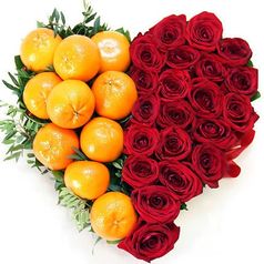 Цветы в коробке в форме сердца с апельсинами (117938488)