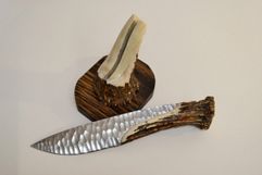 Нож Палеолит-2 из дамаска,  в обработке под камень,  рог лося,  пины,  ножевая композиция на подставке (402937933)