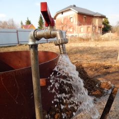 Водоснабжение частного дома от скважины с насосом и кессоном