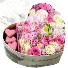 Подарочная коробка с кустовой розой и имбирным печеньем Кокетка (117938499)