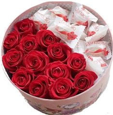 Коробка с цветами роз и Рафаэлло розы и Рафаэллка (117938489)