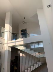 Ограждение балкона из стекла на министойках с круглым поручнем (356921639)