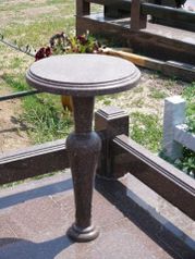 Круглый стол из гранита на кладбище (28970971)