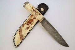 Нож Коршун в ножнах из кости с выжиганием Скорпион,  клинок из дамасской стали (2901790824)
