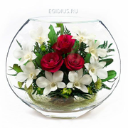 Цветы в стекле: Композиция из натуральных роз и...