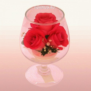 Цветы в стекле: Композиция из натуральных роз.Размер:...